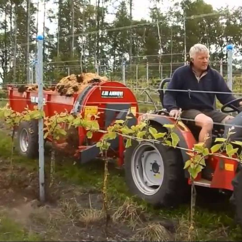 A25 - Bogserad gödselspridare för frukt och vinodlingar