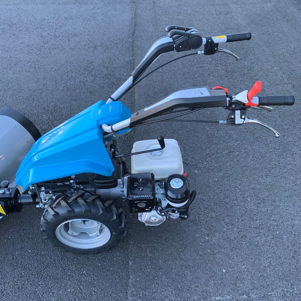 Tvåhjulstraktor Bertolini 150 S med 100 cm sopvals på asfalt