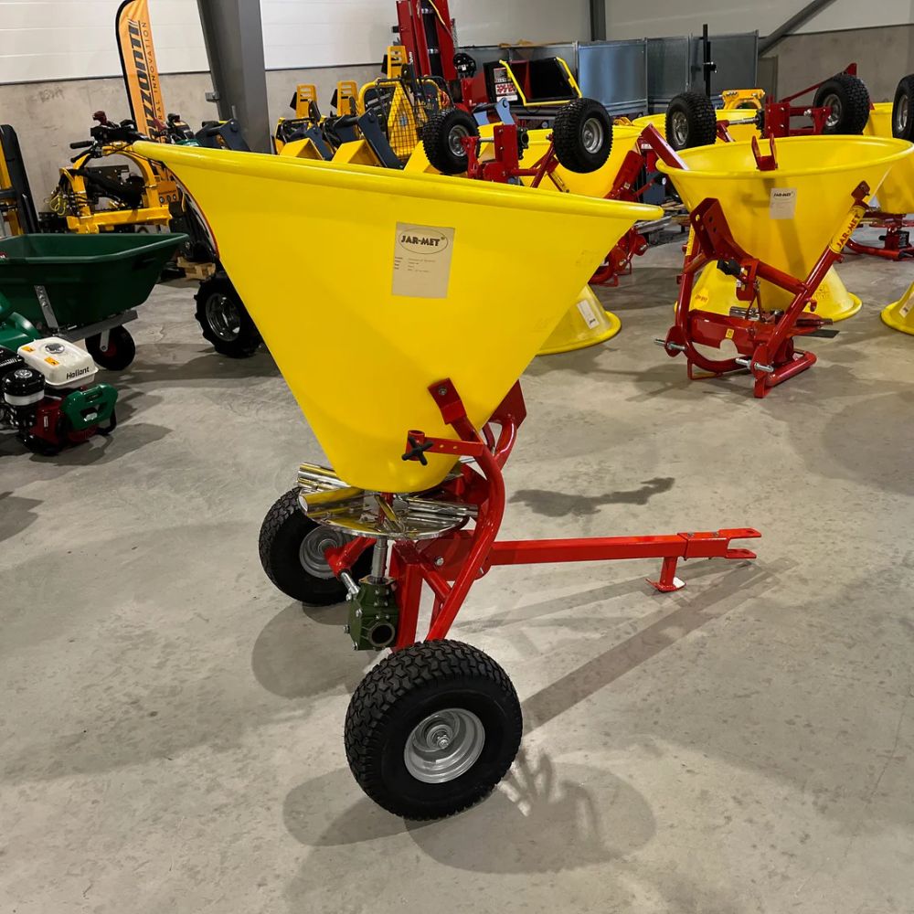 Bogserad spridare i drift med spridningsbredd 1-6 meter