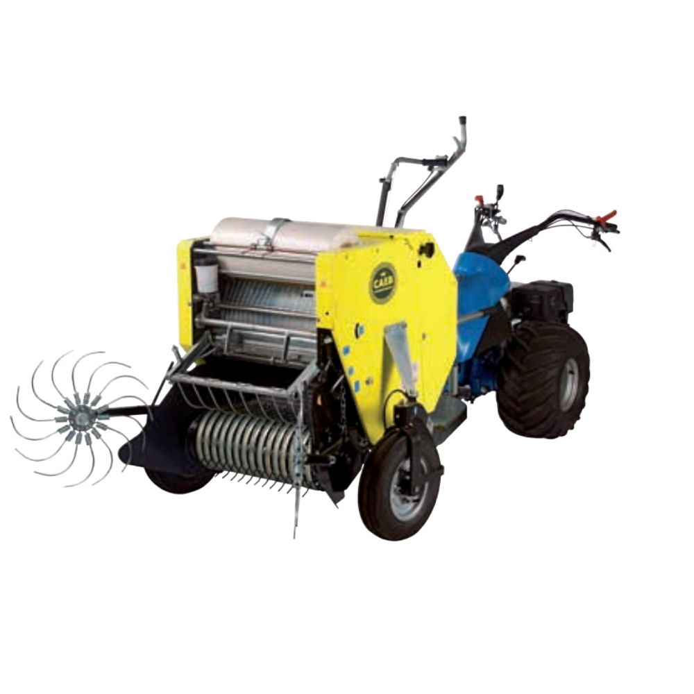 Caeb Mountain Press 550 rundbalspress för kompakttraktor, perfekt för arbete i branta sluttningar.