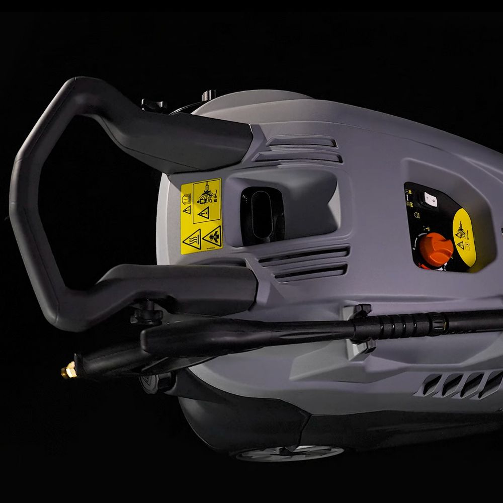 Comet Scout 150 Extra, en dieseldriven hetvattentvätt för professionellt bruk, sedd rakt uppifrån.