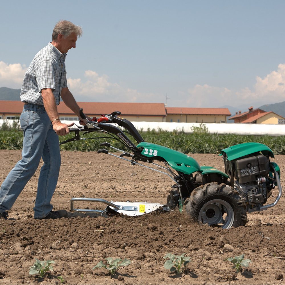 Ferrari 338 tvåhjulstraktor PowerSafe som bearbetar jord