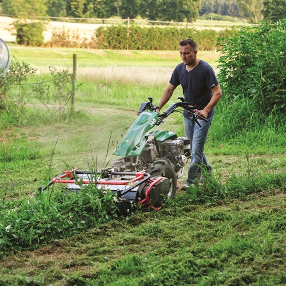 Ferrari 340 Powersafe bensintvåhjulstraktor i användning vid markbearbetning