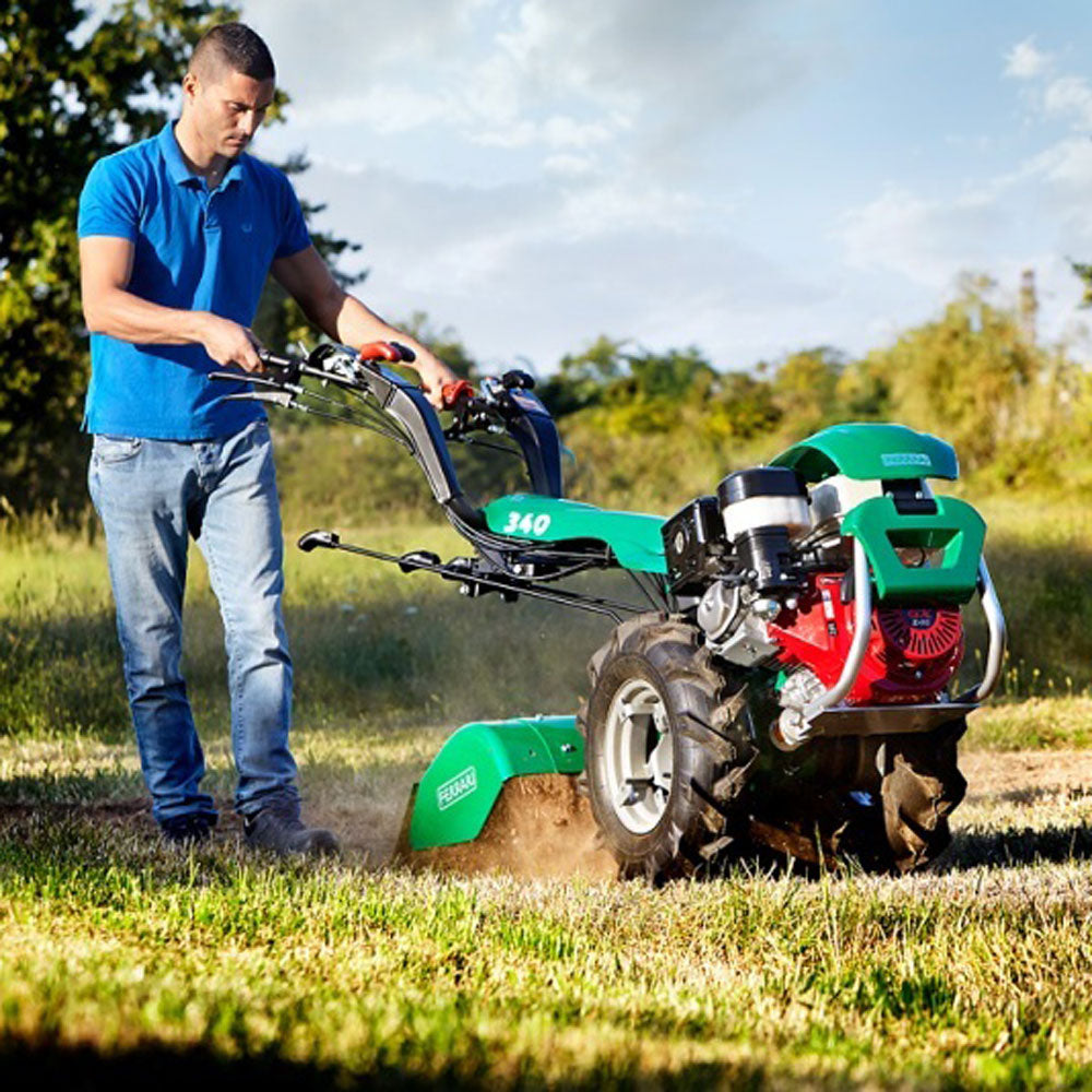 Ferrari 340 Powersafe tvåhjulstraktor diesel som utför professionellt markarbete