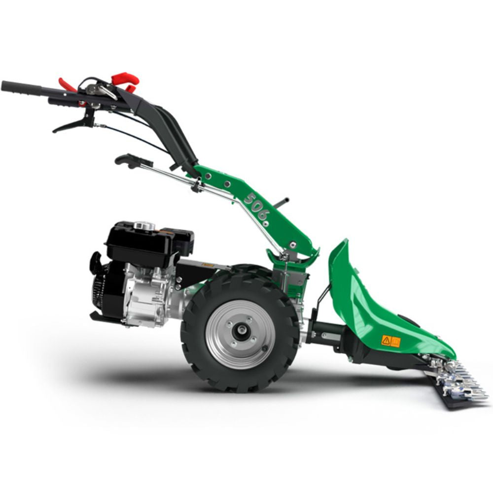 Sidovy av Ferrari 506 PowerSafe med Laser slåtterbalk och stora hjul. Ergonomisk och lätthanterlig