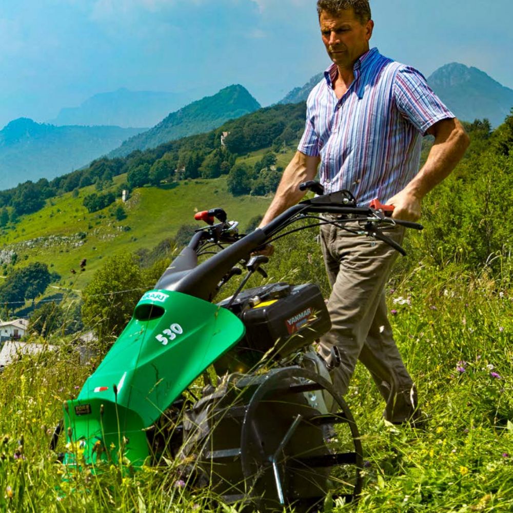 Ferrari 530 S EasyDrive PowerSafe används för slåtter i brant terräng och sluttande landskap