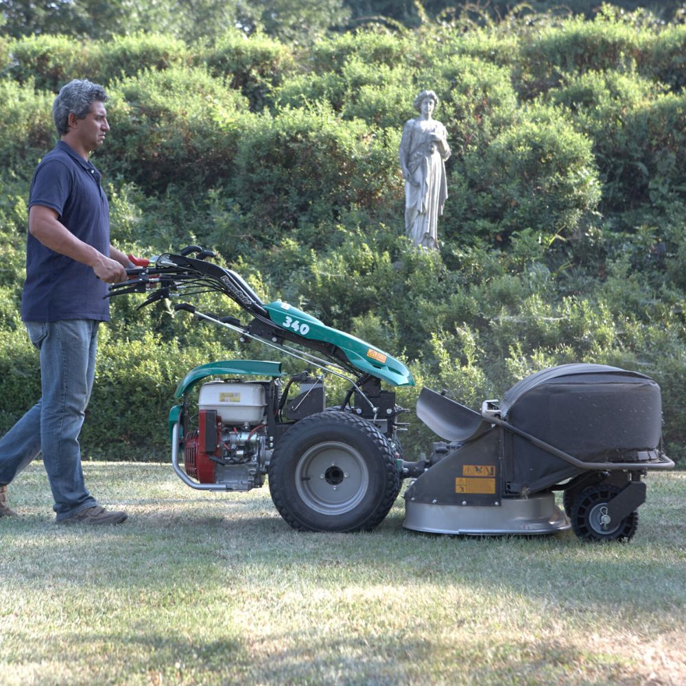 Ferrari gräsklippare med 100 cm uppsamlare i arbete, framförd av användare på gräsyta.
