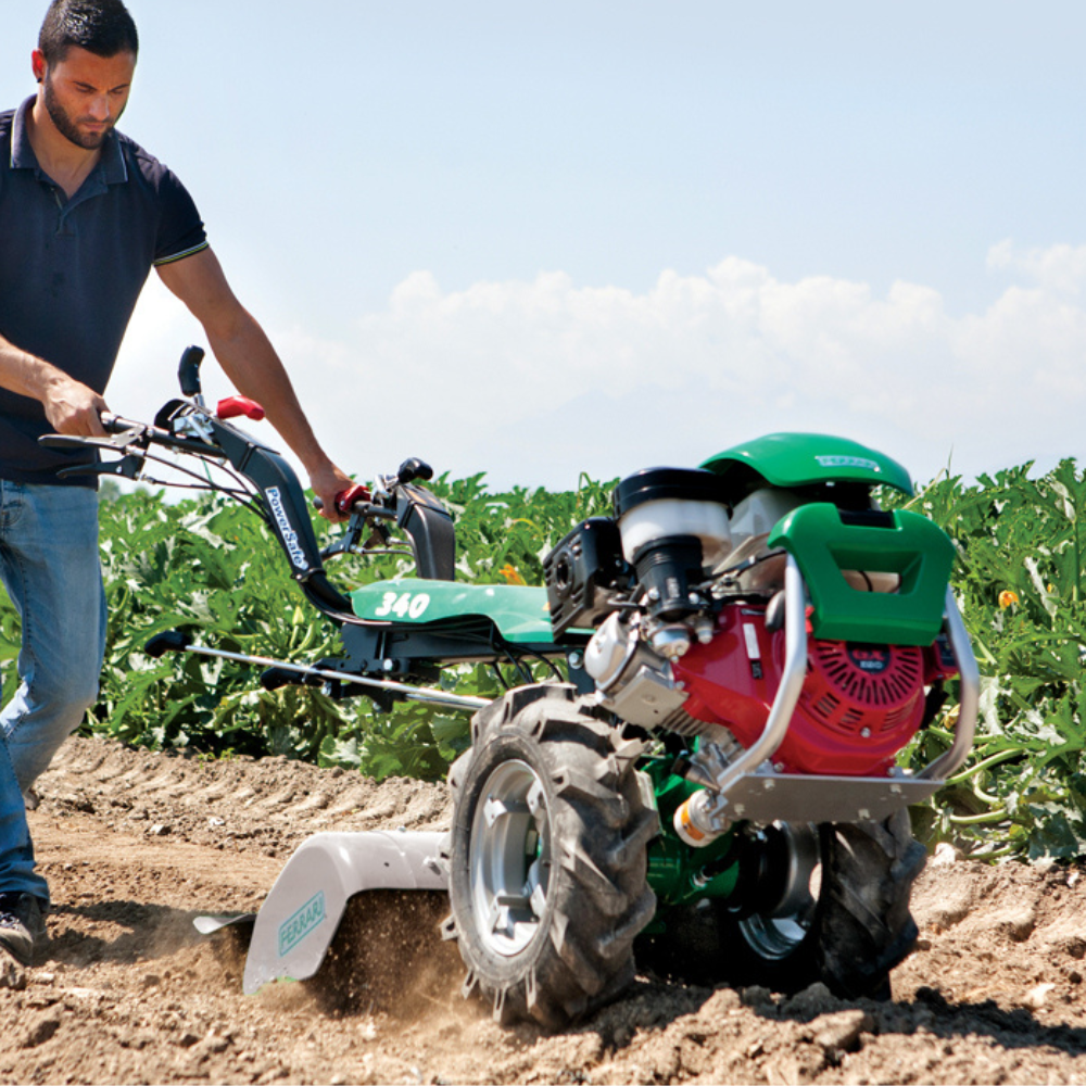 Ferrari jordfräs i drift på tvåhjulstraktor för jordbearbetning