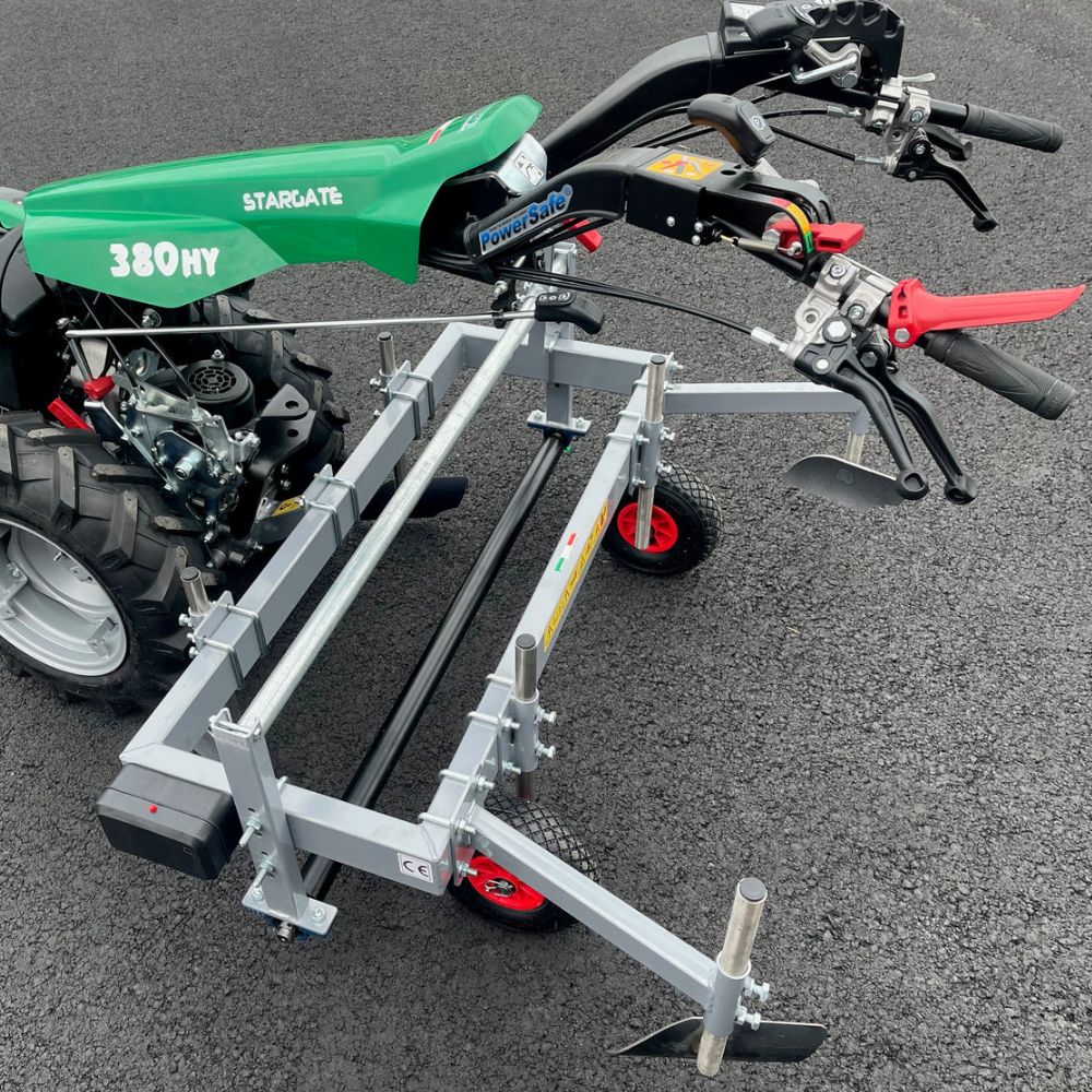 Närbild av en Ferrari plastläggare som visar redskapets robusta konstruktion för stabil plastläggning i fält.