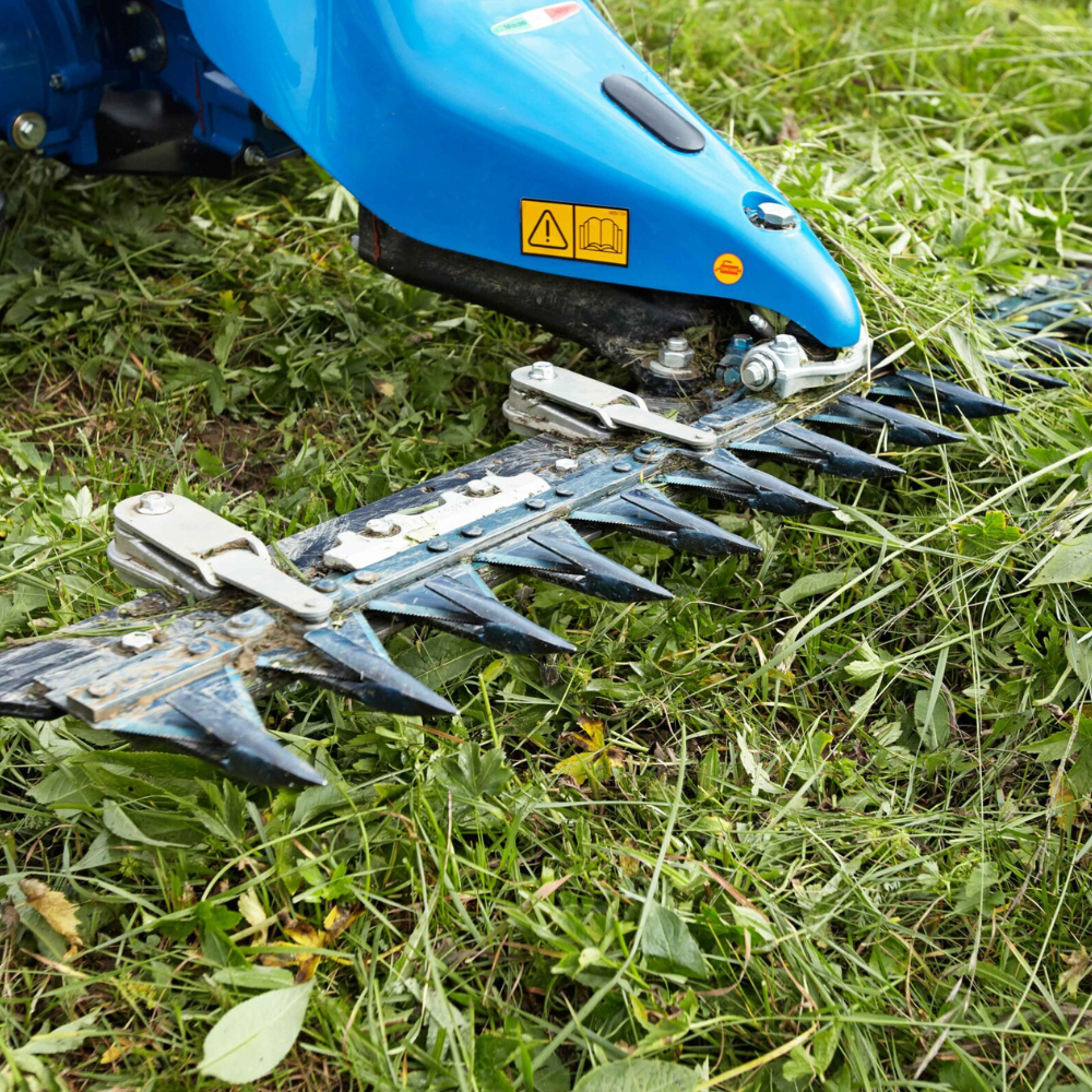 Duplex slåtterbalk från Ferrari i drift med dubbla knivar för renare snitt.