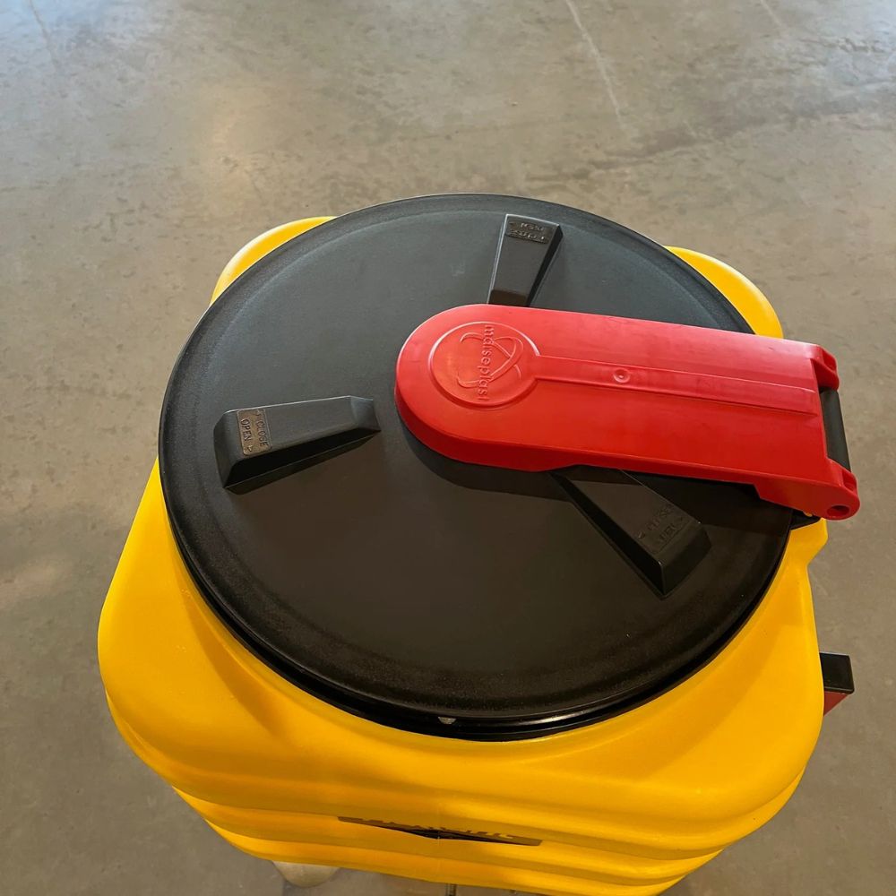 110 liters tank med omrörare och pålitligt lock för jämn fröspridning