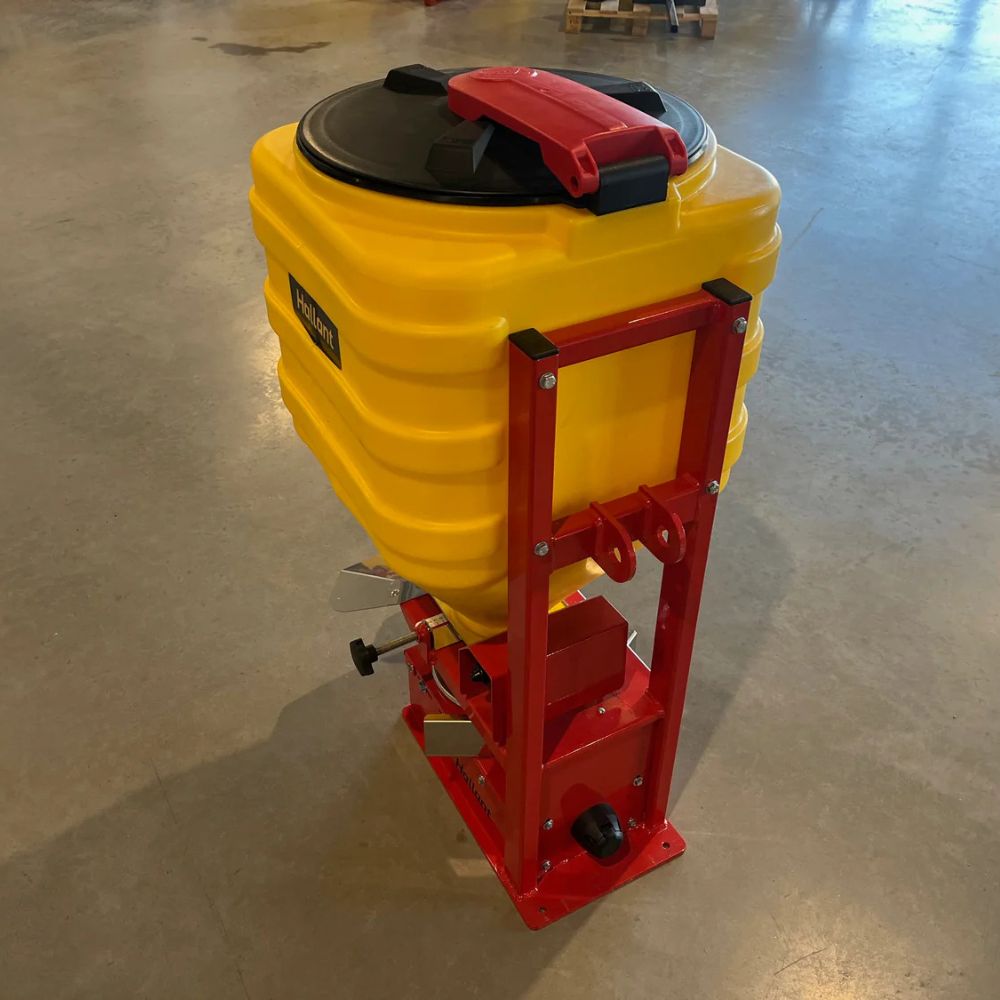 Fröspridare 110 liter monteras på traktor med 3-punktsfäste