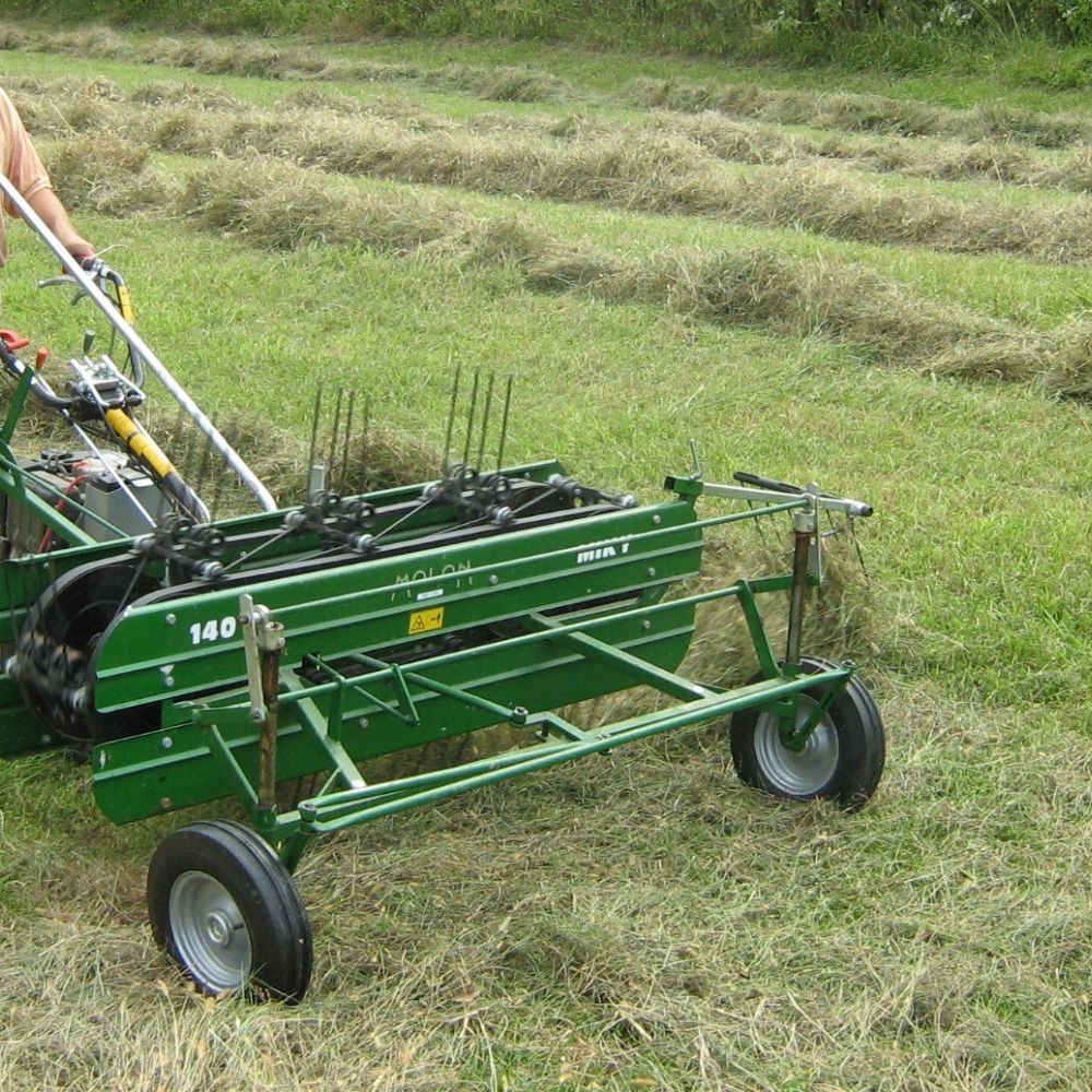 Gaffelsidräfsa MOLON Mini 120 cm kopplad till tvåhjulstraktor - höbearbetning på fält