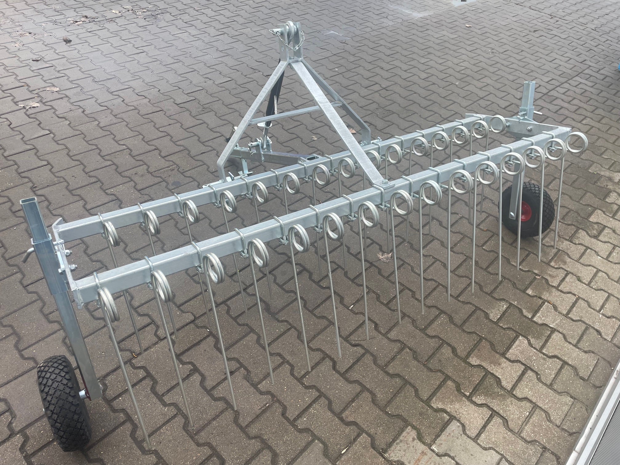 Gårdsharv 160 cm för ATV i arbete på grusväg - jämnar och underhåller