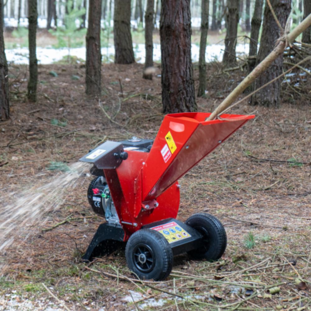 Remet RTS-300 bensindriven flishugg framifrån – 7 hk OHV motor och röd inmatningstratt