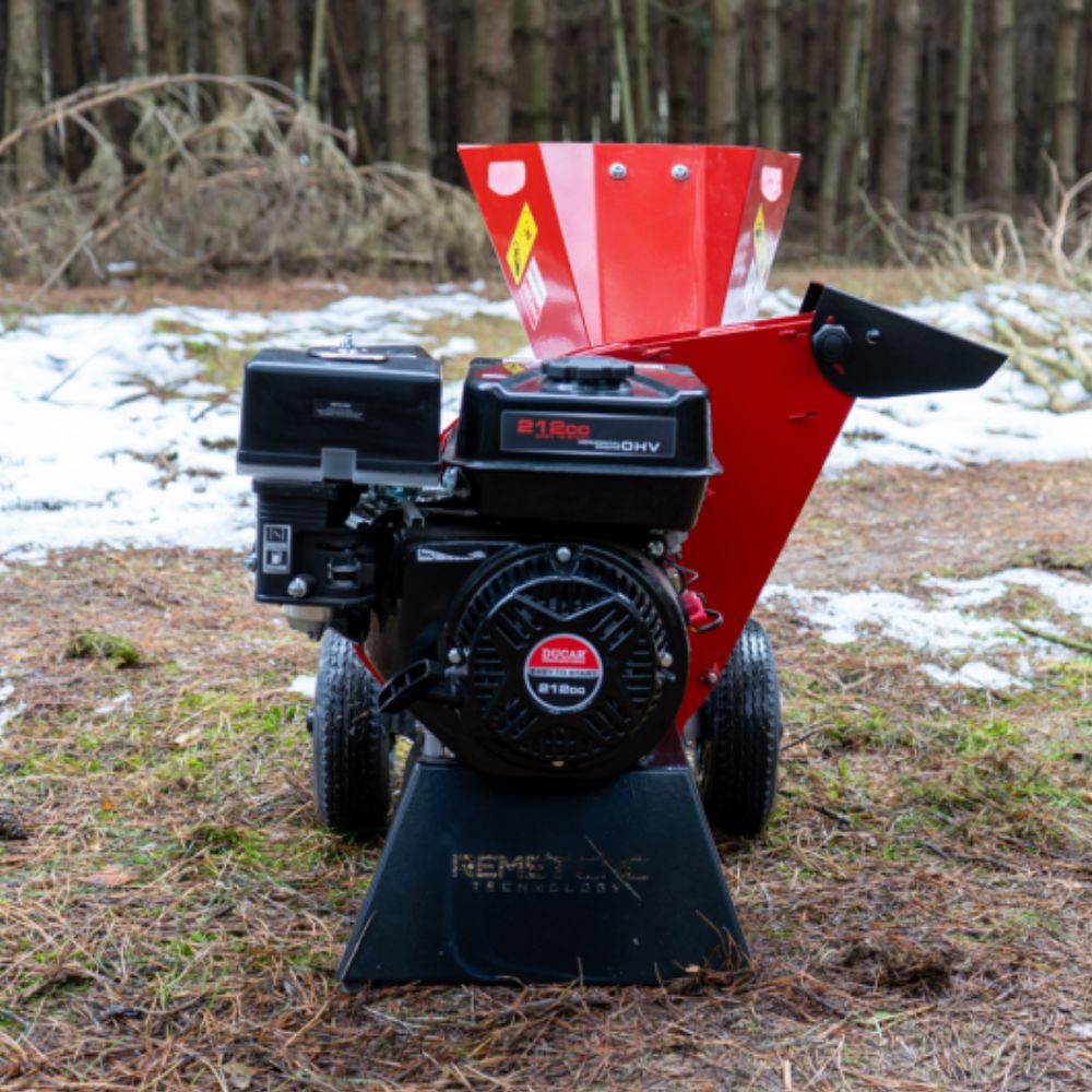 Remet RTS-300 kompakt flishugg i vintermiljö – sedd från sidan med synlig motor
