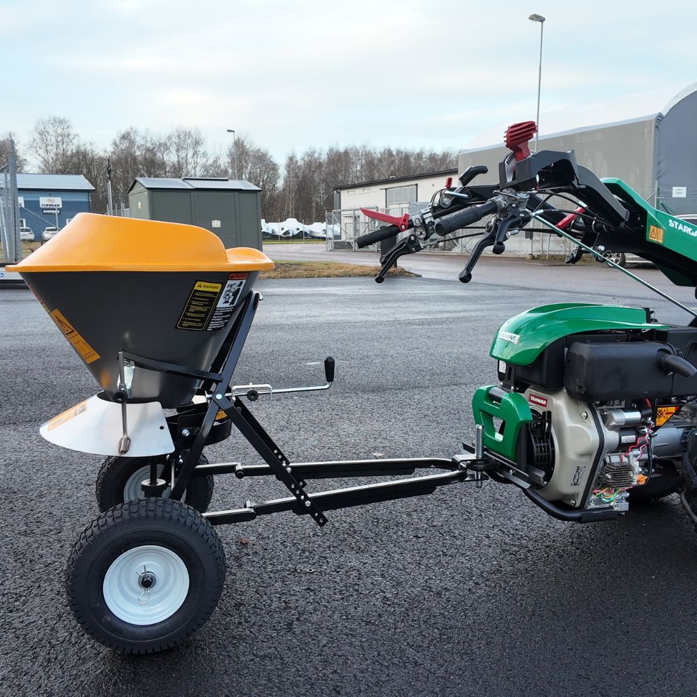 Rondini Jardin SPT 50 sandslunga monterad bakom Ferrari tvåhjulstraktor för effektiv sand- och saltspridning.