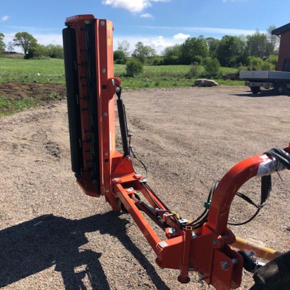 Sicma MA 140 cm betesputs i uppfällt transportläge vid Hallant – hydraulisk sidoarm i vertikalt läge