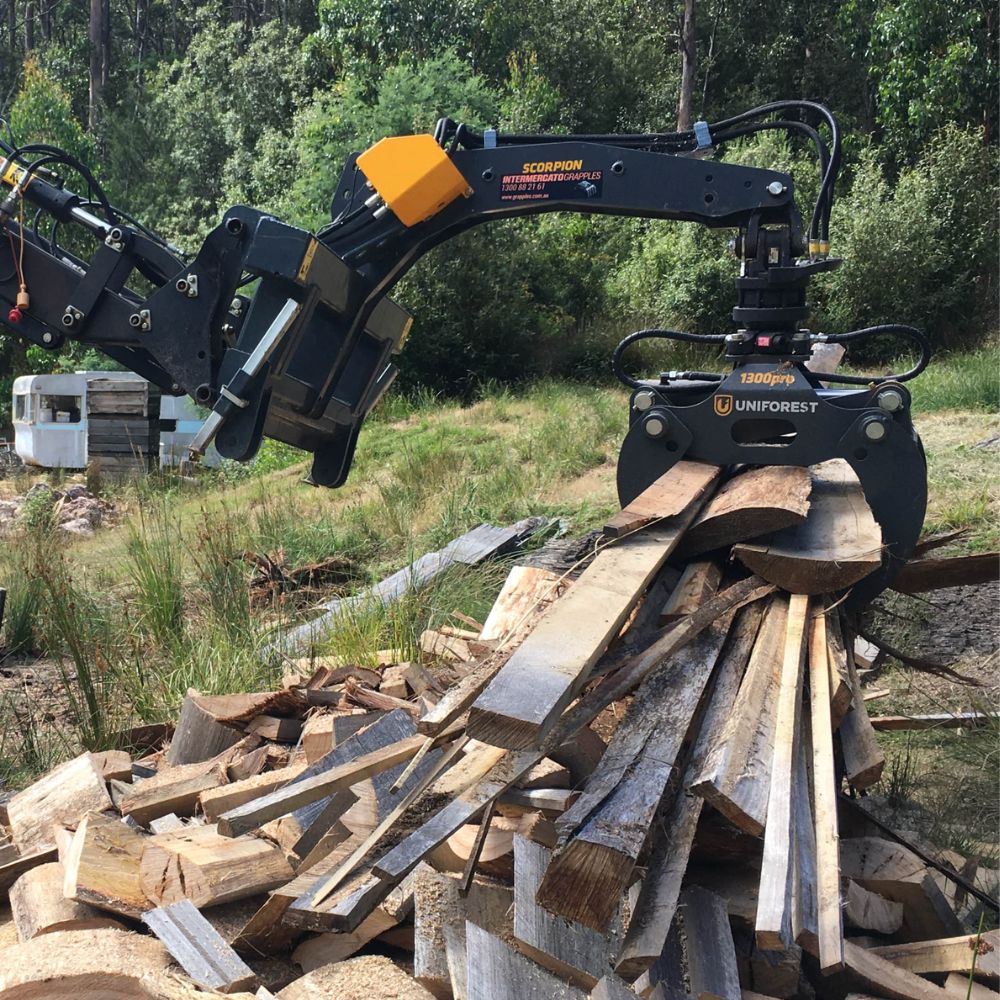 Uniforest Grip 1300Pro i arbete - griper virke med 0,22 m² griparea