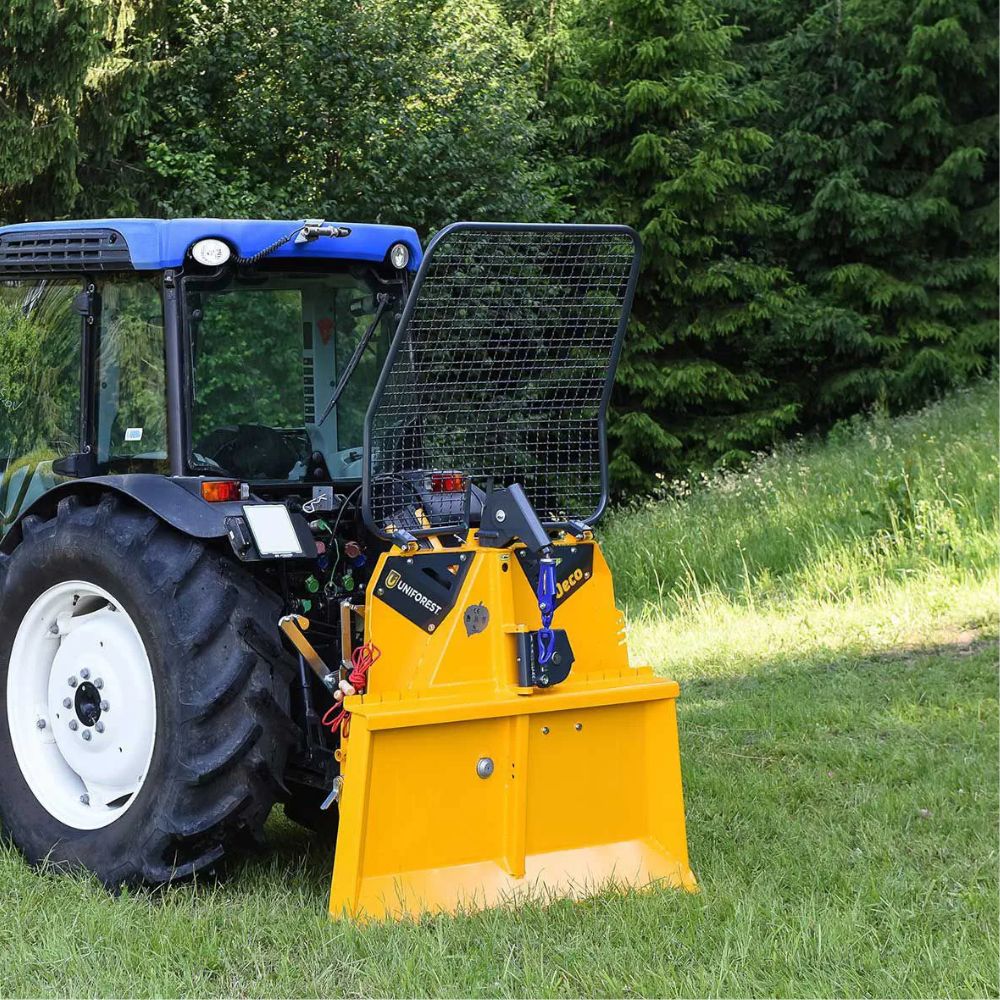 Uniforest lunningsvinsch 40 Eco monterad på traktor i skogsmiljö