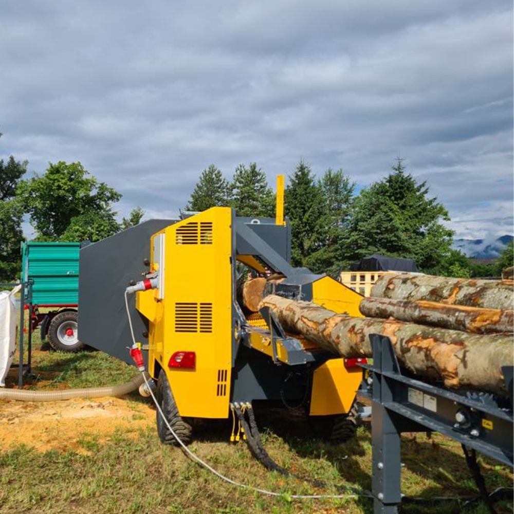 Uniforest Titan 53/40 vedprocessor sidovy - komplett vedbearbetningsmaskin med BoomSpeed