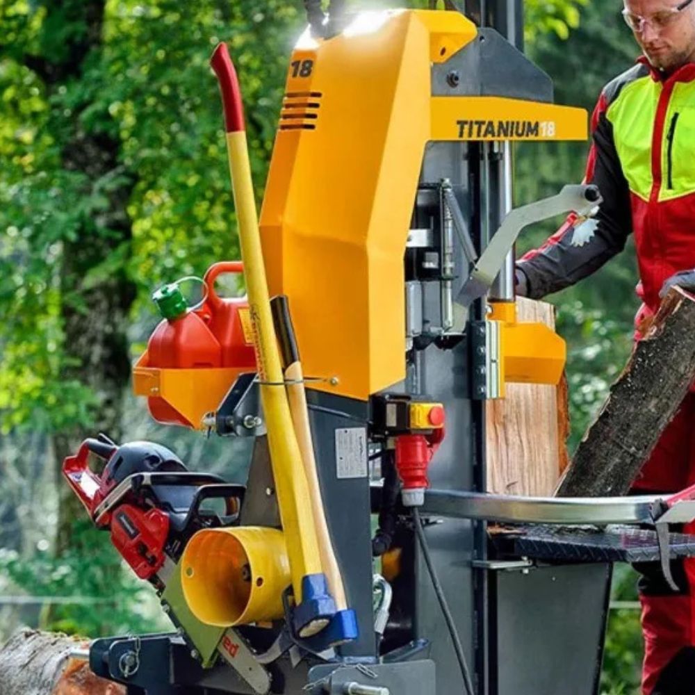 Uniforest Titanium 18 vedklyv i bruk utomhus - professionell vedklyvning med 18 ton hydraulisk klyvkraft