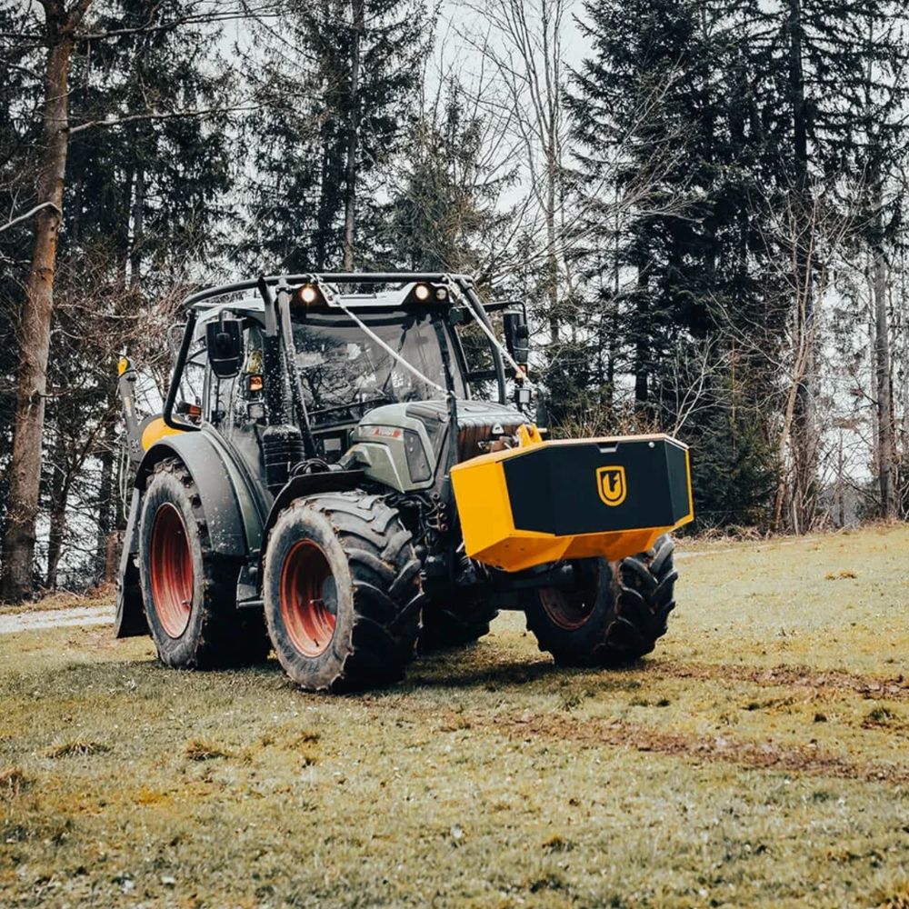 Uniforest Unibox frontmonterad på traktor i skogsmiljö