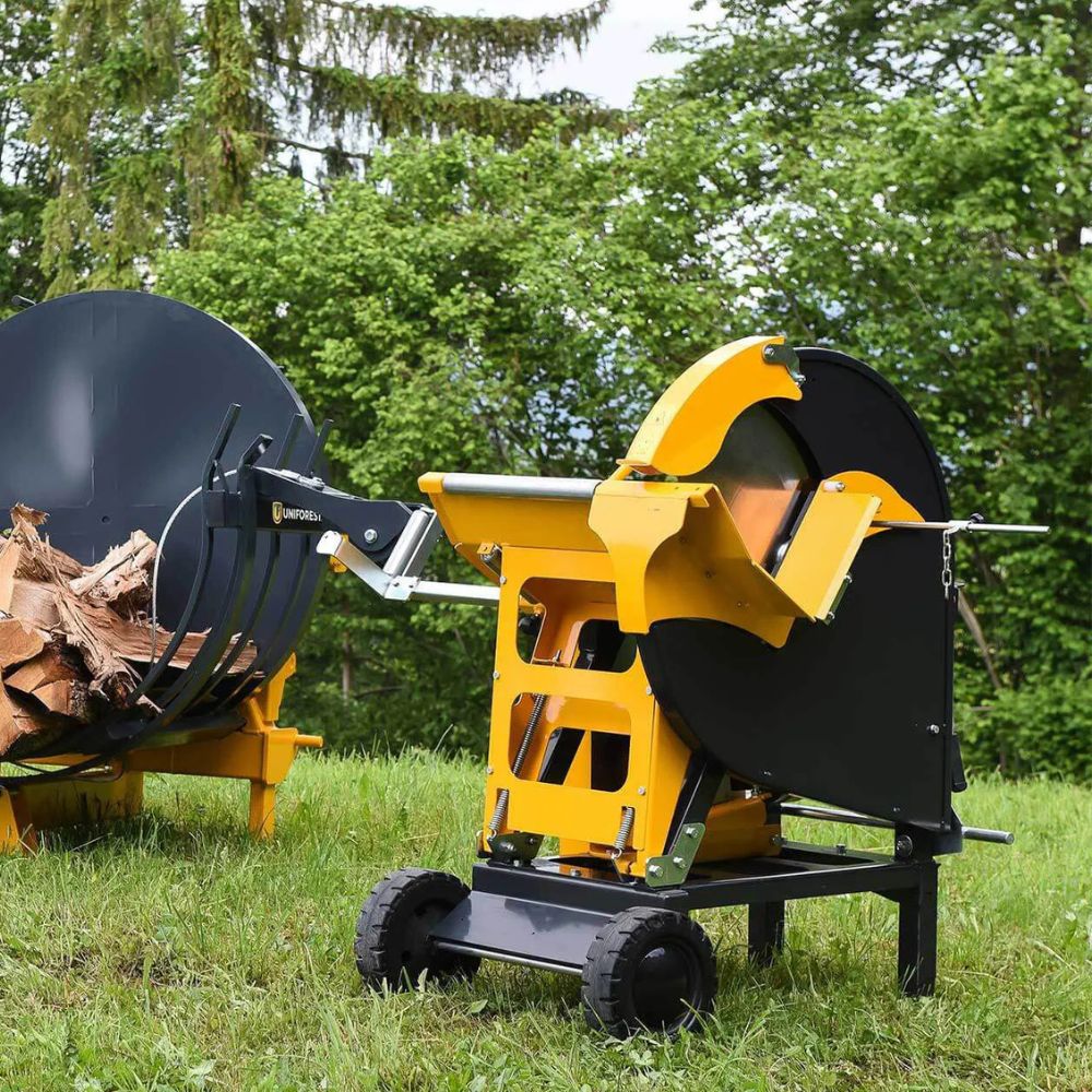 Uniforest WKA 700 vedkap gul och svart i utomhusmiljö - professionell vedmaskin med dubbla sågar för effektiv vedkapning.