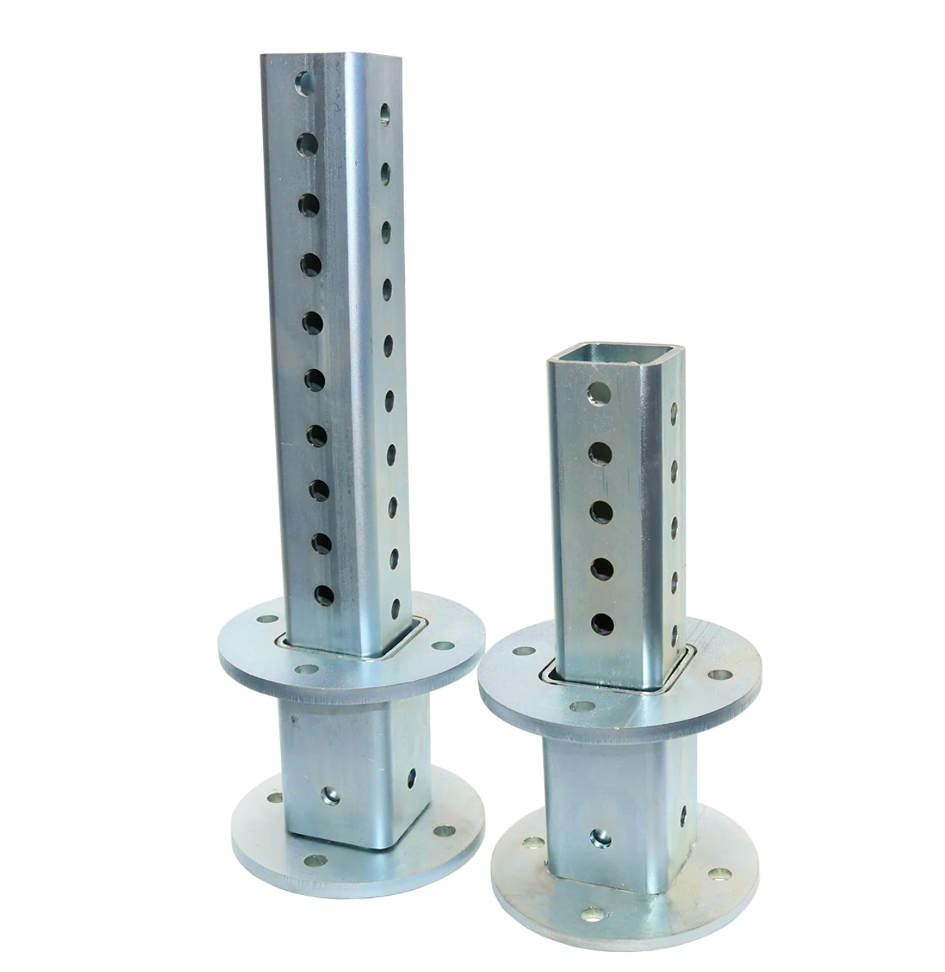 Detaljbild av justerbar hjuldistans i galvaniserat stål med flera fästhål för exakt hjulbreddsinställning