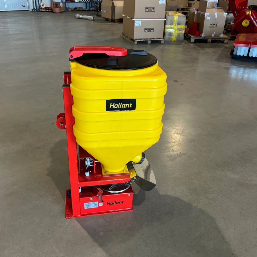  Frösåmaskin Zefir 110 liter monterad på traktor – elektrisk fröspridare för gräsfrö och gödsel
