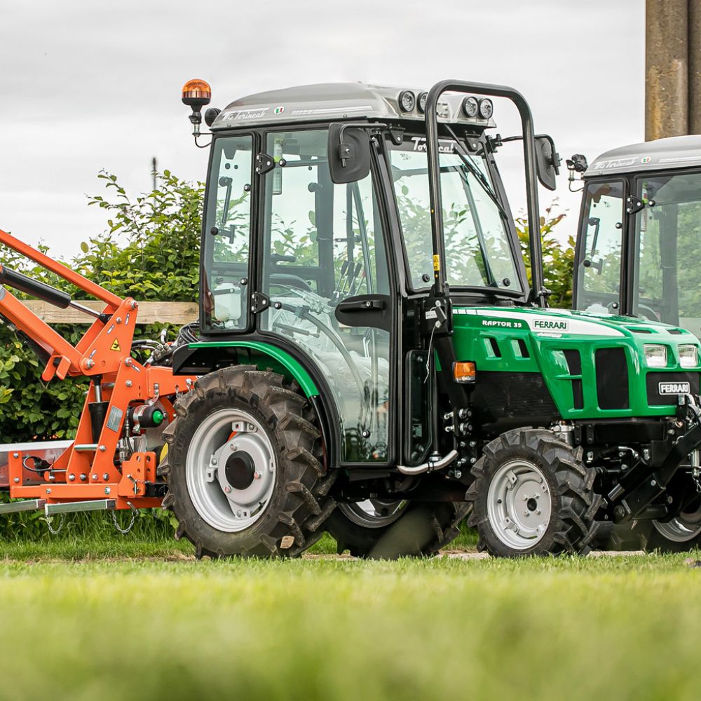 Ferrari Raptor 35 utrustad med rymlig hytt och extra belysning för arbete i alla väderförhållanden.