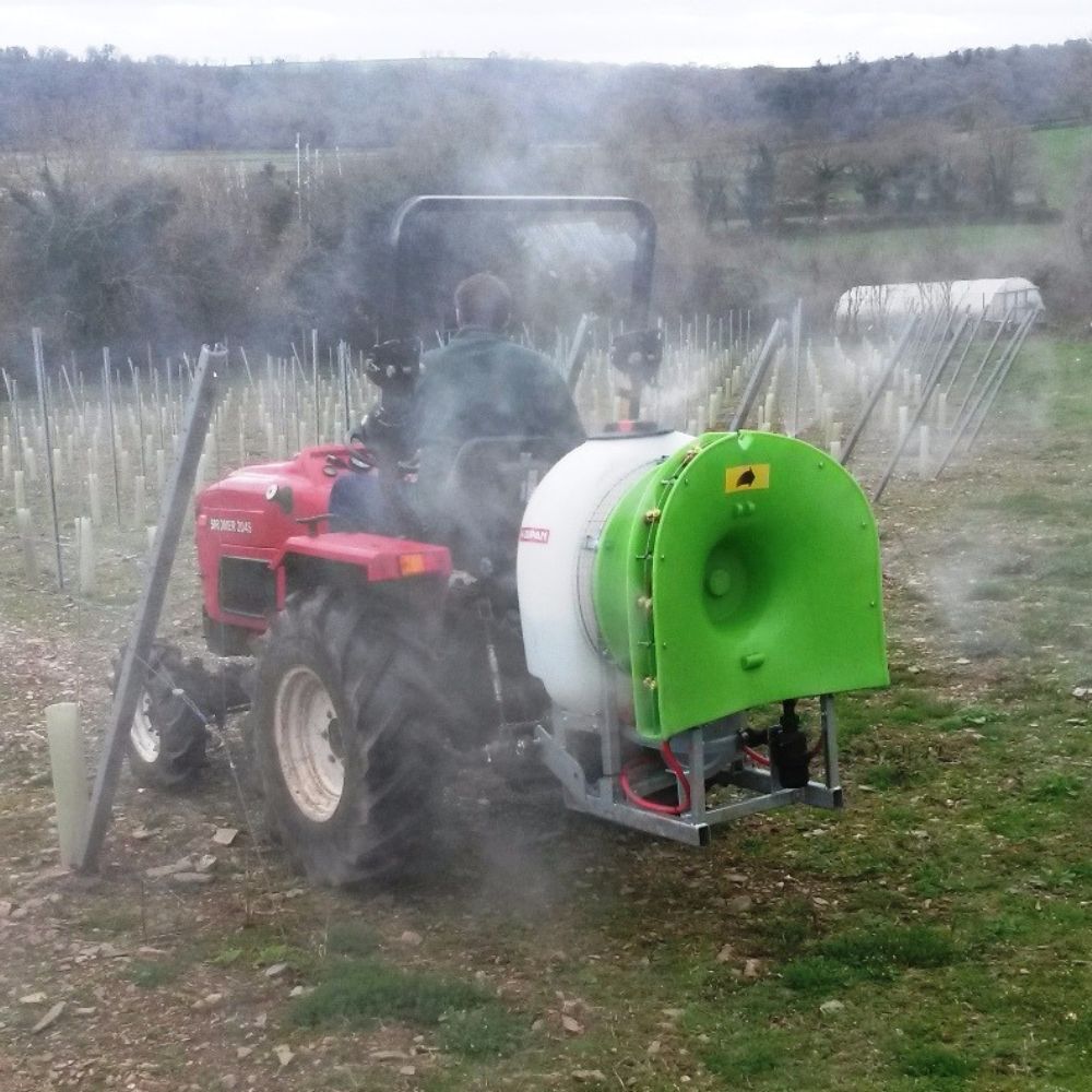 Zupan bakmonterad fläktspruta för fruktodling och jordbruk, robust konstruktion och stor vätskebehållare i arbete vid professionell bärodling
