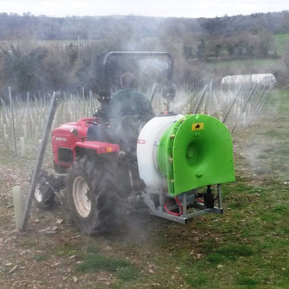 Zupan bakmonterad fläktspruta för fruktodling och jordbruk, robust konstruktion och stor vätskebehållare i arbete vid professionell bärodling