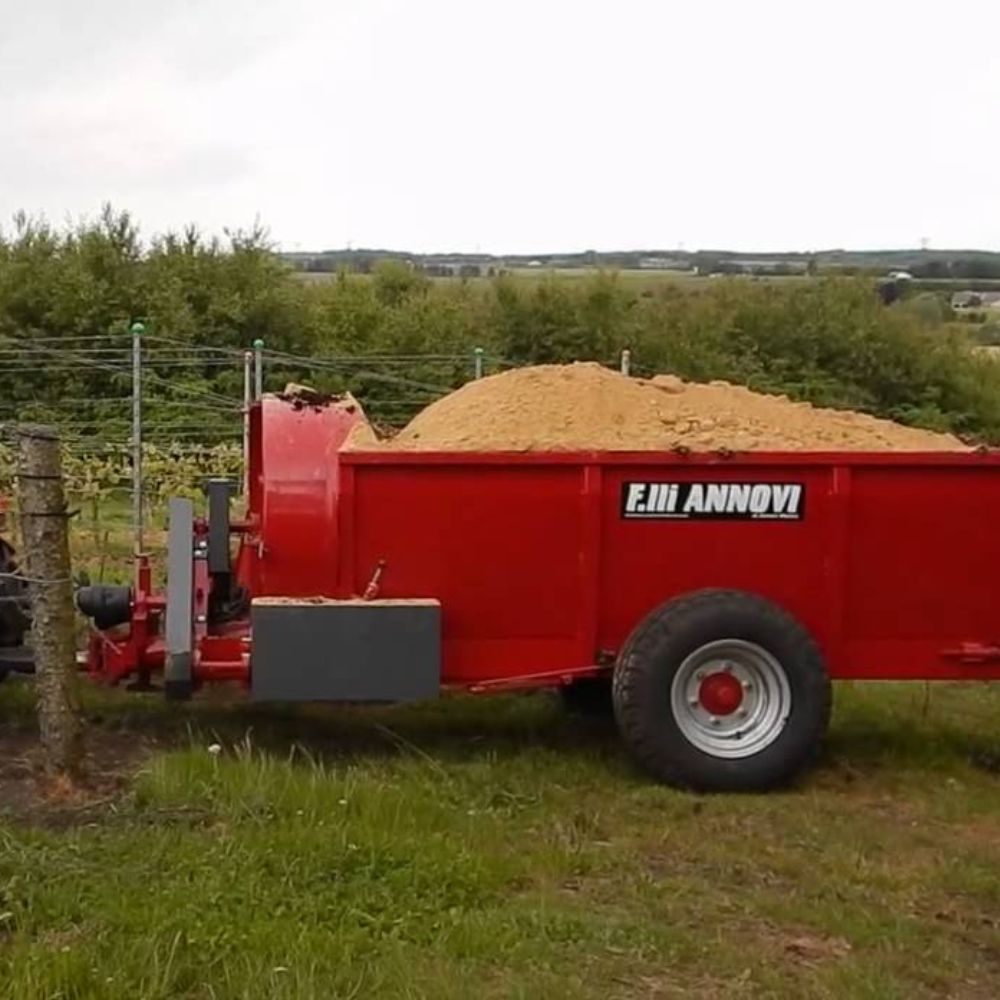 Annovi A35 i aktion mellan smala rader av vinrankor, visar sin kompakta och effektiva design