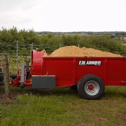 Annovi A35 i aktion mellan smala rader av vinrankor, visar sin kompakta och effektiva design