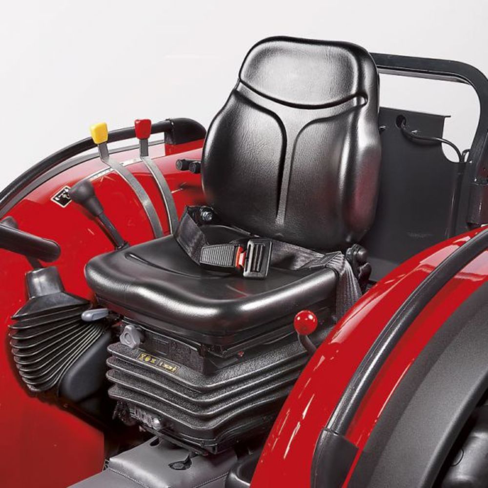 Förarplats på Antonio Carraro Tigre 3800 med säkerhetsbälte, ergonomiska reglage och rollbåge