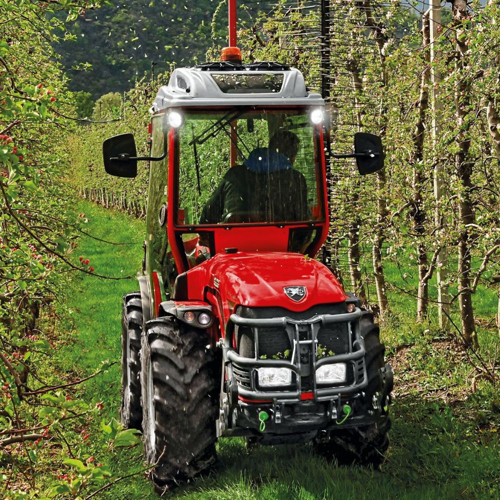 Antonio Carraro Toro SRX 6800 reversibel traktor i fruktodling med REDCab och LED-belysning