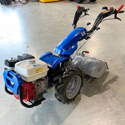 Begagnad BCS 728 tvåhjulstraktor framifrån med Honda GX270 bensinmotor