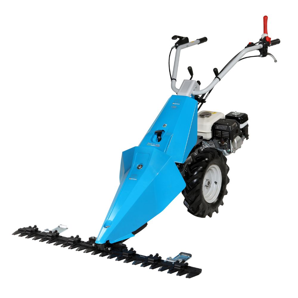 Slåttermaskin Bertolini 130 S med Honda GX200 bensinmotor och slåtterbalk, sedd snett framifrån