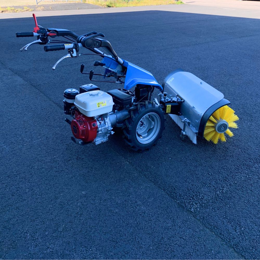 Bertolini 150 S med monterad sopvals 100 cm sedd från sidan