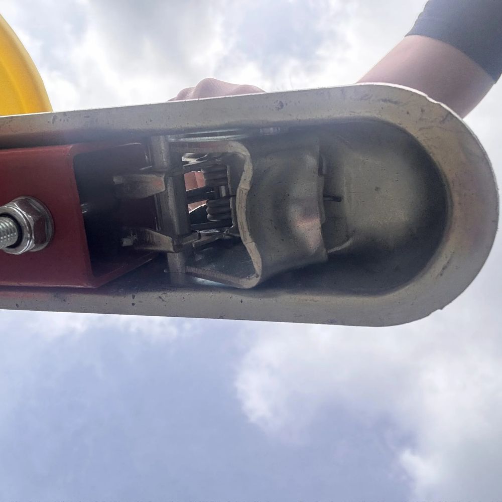 Detaljbild av koppling på bogserad spridare 300 liter – hjuldriven med rostfri skiva