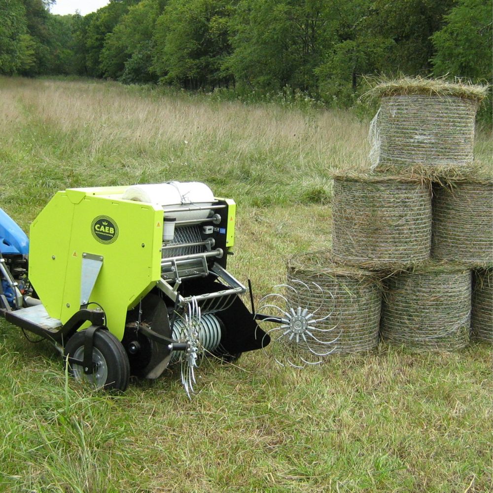 Färdiga minirundbalar pressade med en Caeb Mountain Press 550 rundbalspress.