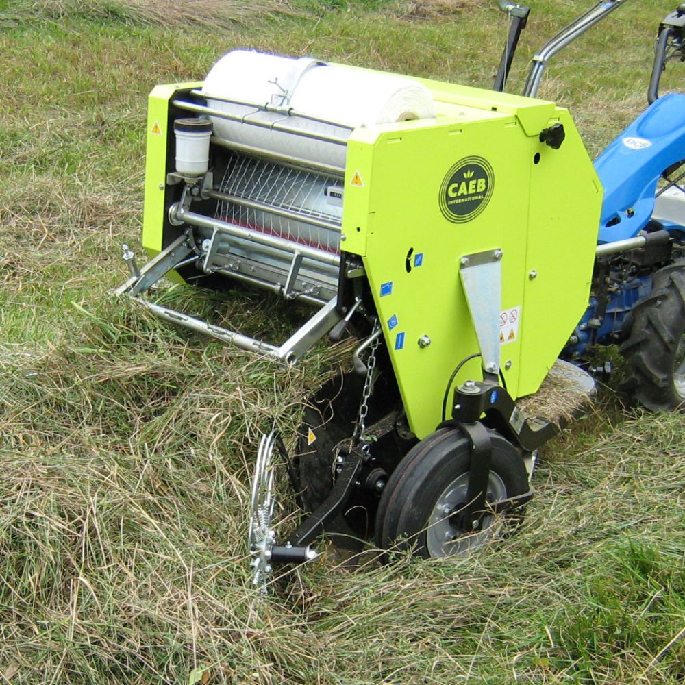 Bakvy av Caeb Mountain Press 550 som visar utkast av färdigpressad rundbal.