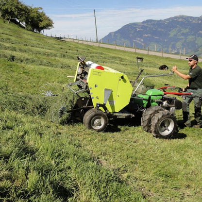 Kompakt rundbalspress Caeb MP550 vid bärgning av hö på mindre jordbruk.