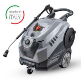 Comet Scout 150 Extra, en dieseldriven hetvattentvätt för professionellt bruk, sedd snett framifrån.