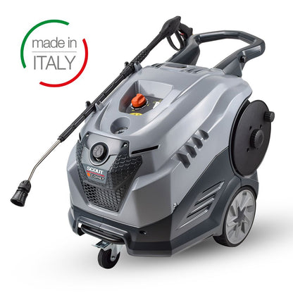 Comet Scout 150 Extra, en dieseldriven hetvattentvätt för professionellt bruk, sedd snett framifrån.