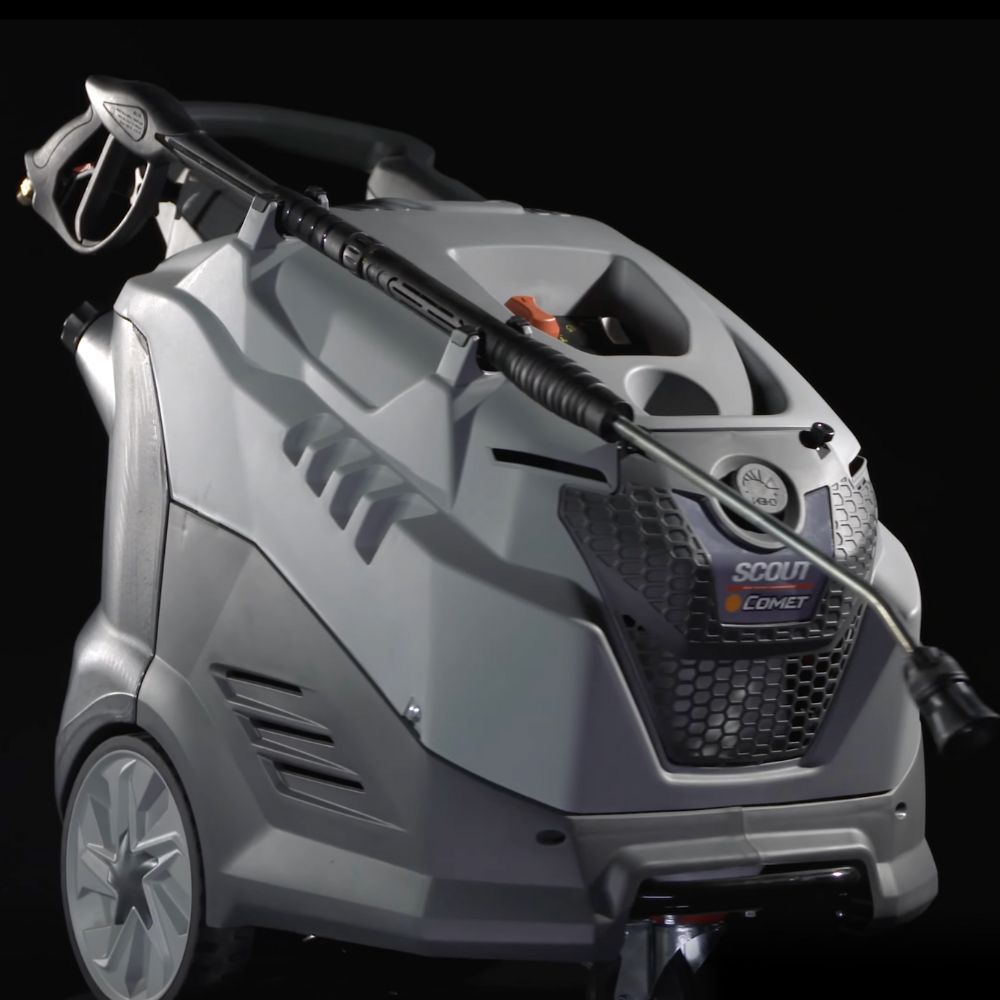 Comet Scout 150 Extra hetvattentvätt utrustad med integrerad slangvinda och högtrycksslang.