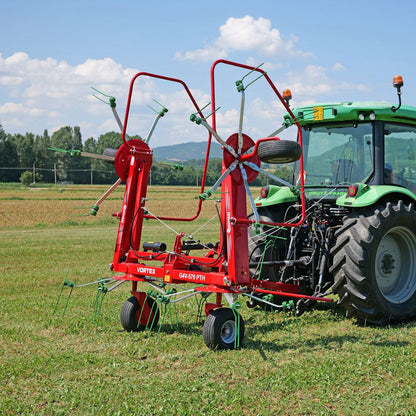 Enorossi Vortex G4 hövändare kopplad till traktor under transport med hydraulisk uppfällning