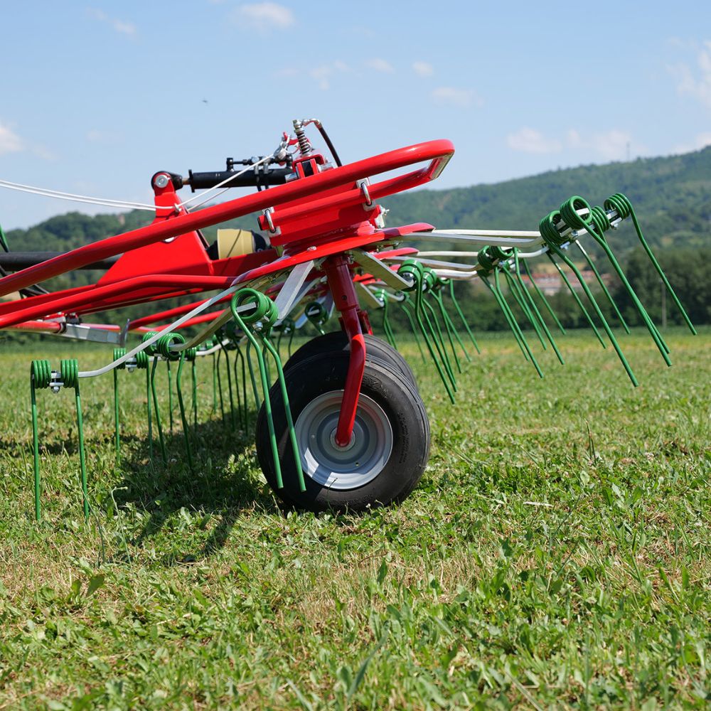 Enorossi Vortex G4 hövändare kopplad till traktor, sidovy under vallskörd