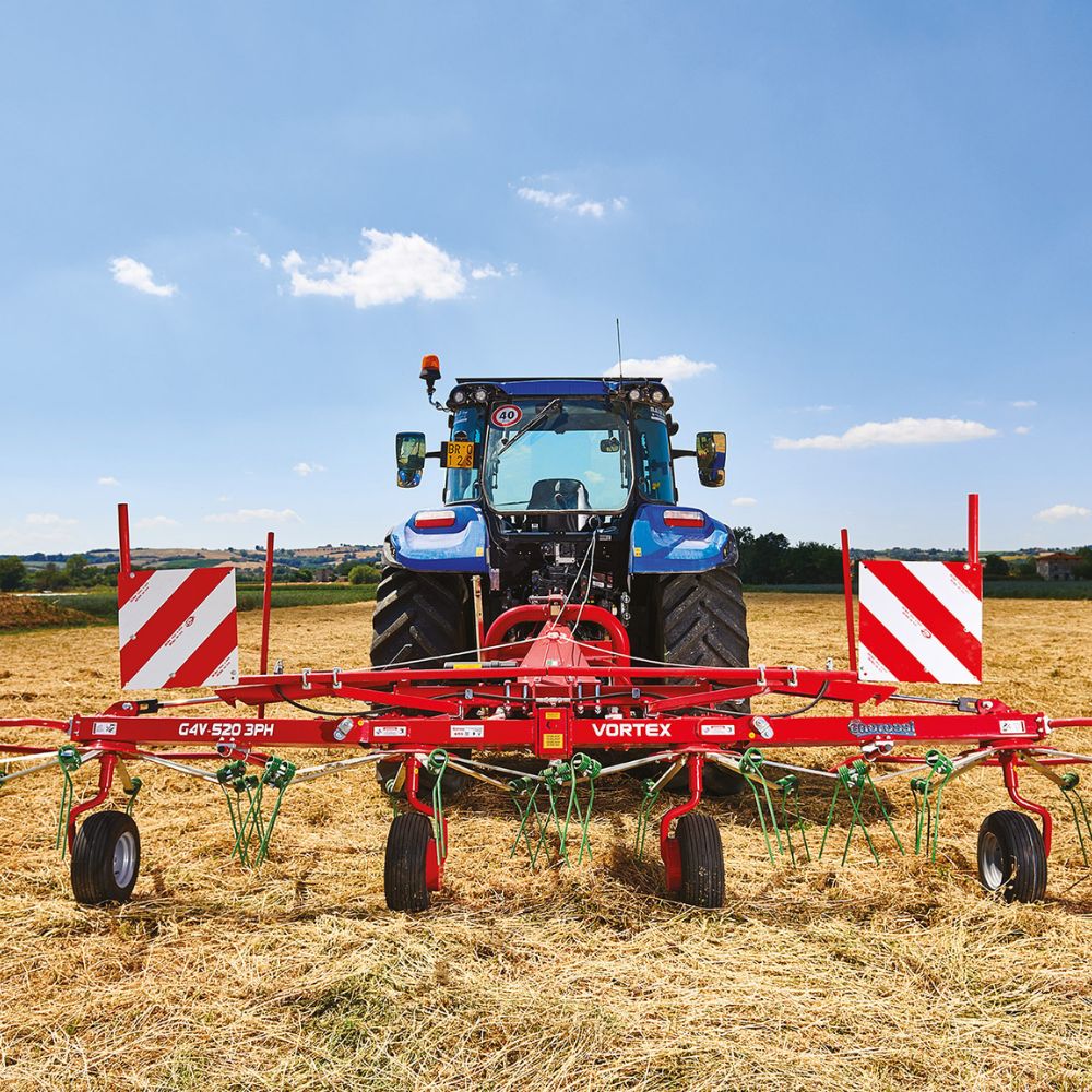 Enorossi Vortex G4V-520 3PH hövändare med traktor framifrån med varningsskyltar